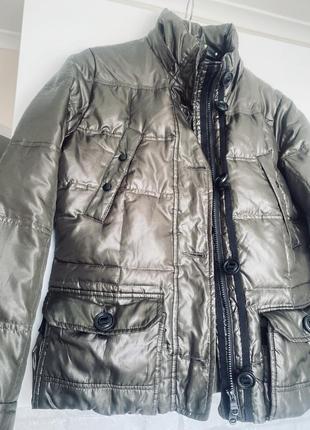 Пухова курточка з кишенями об'ємна тепла куртка із звуженою талією на блискавці