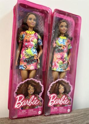 Лялька barbie модниця в яскравій сукні-футболці