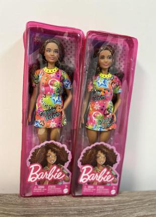 Лялька barbie модниця в яскравій сукні-футболці3 фото