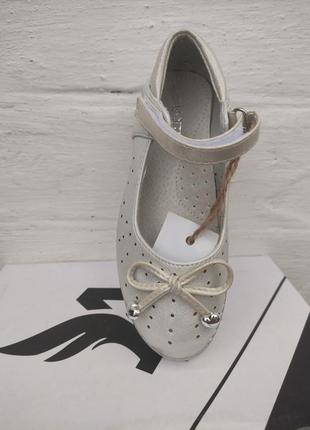 Бело серебряные туфельки на праздники4 фото