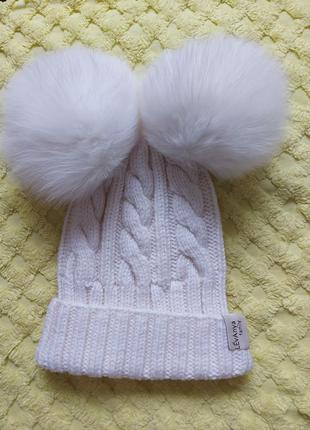 Шапка с двумя крупными пумпонами 4 года levanya family