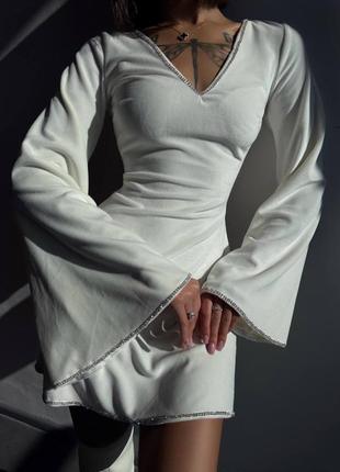 Эксклюзивное бархатное платье мини декорированное стразами с расклешенными рукавами9 фото
