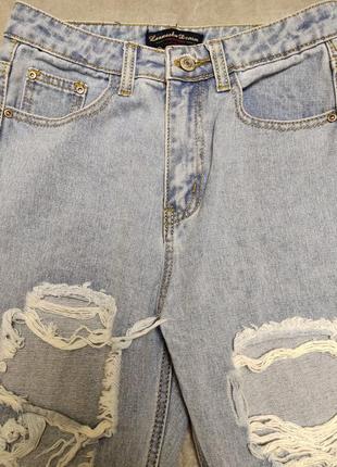 Стилиные джинсы  на высокой посадке. рваные на бедрах.2 фото