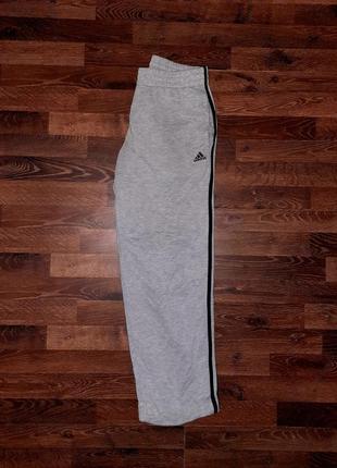 Мужские спортивные серые брюки adidas с лампасами тепл6 фото