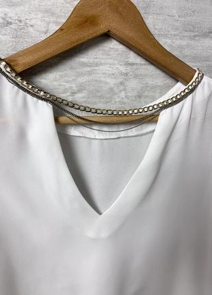 Нежная молочно-белая шифоновая блуза с вырезом на спинке и цепочками3 фото