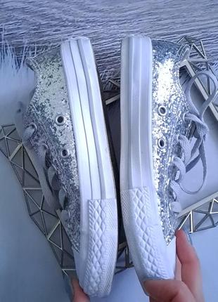 Стильні, серебристі кеди