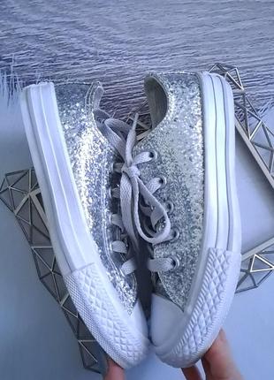 Стильні, серебристі кеди