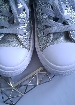 Стильні, серебристі кеди