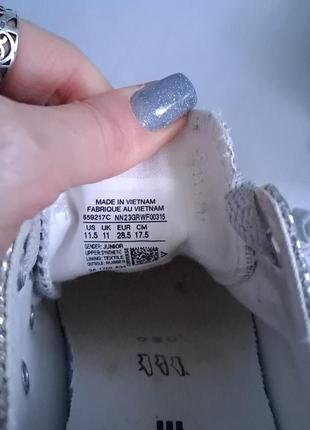 Стильні, серебристі кеди