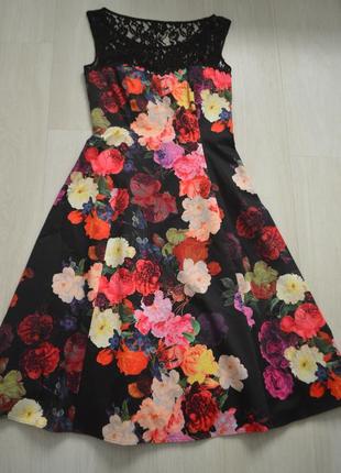 Красивое платье с цветочным принтом и кружевным верхом