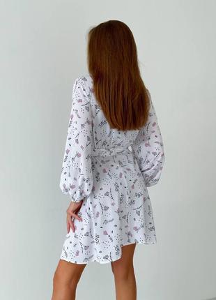Трендовое женское платье мини с поясом, с мелкими цветками белое7 фото