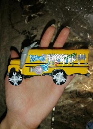 Автобус із мультфільму тачки 3 resteq. автобус міс кріхта. іграшка miss fritter вантажівка з мультфільму cars 35 фото