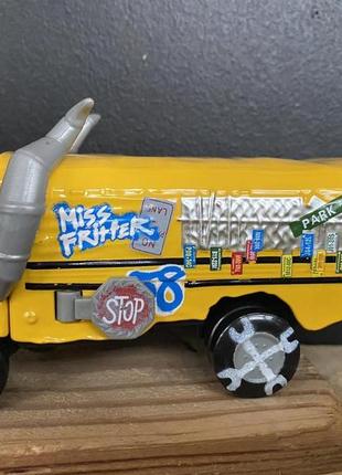 Автобус із мультфільму тачки 3 resteq. автобус міс кріхта. іграшка miss fritter вантажівка з мультфільму cars 33 фото