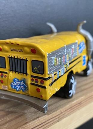 Автобус із мультфільму тачки 3 resteq. автобус міс кріхта. іграшка miss fritter вантажівка з мультфільму cars 34 фото