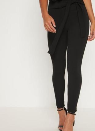 Черные узкие брюки с рюшами и поясом