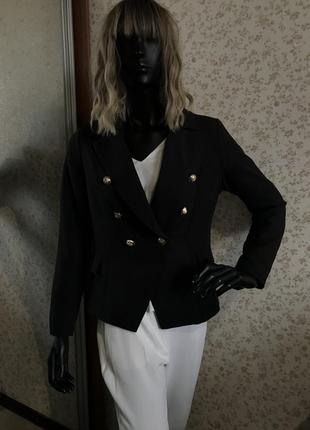 Базовый чёрный пиджак на пуговицах6 фото