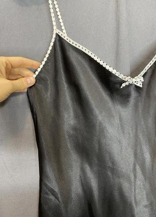 Ідеальна чорна біла атласна шовкова нічна сорочка нічнушка на тонких бретелях короткая однотонная сексуальная3 фото