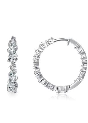 Серебряные серьги кольца круглые с белыми камушками фианитами, серебряные s925 серьги с асимметричными камушками