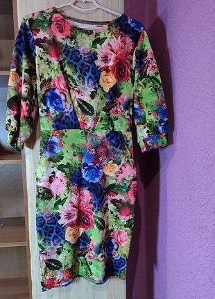 Сукня яскрава ,гарна