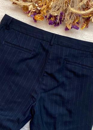 Классические зауженные плотные синие брюки в полоску, классичневое зауженные плотные синие брюки в полоску3 фото