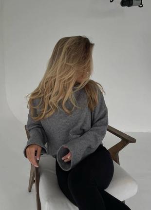 Затишний сірий светр рубчик мокко свитер серый укороченый