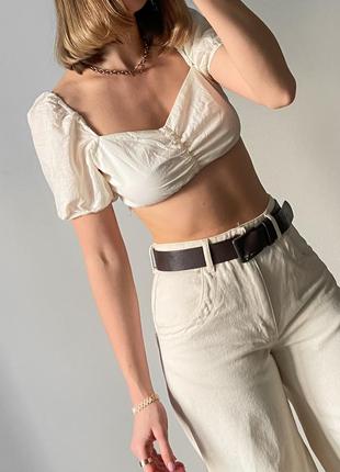 Молочный короткий топ