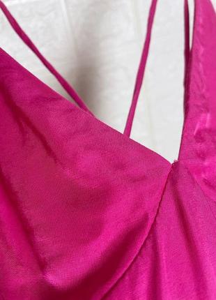 Розовое короткое платье на бретельках из вискозы6 фото
