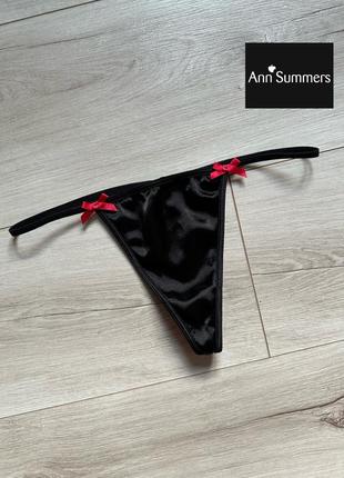 Атласные черные женские трусики стринги с бантиками ann summers1 фото