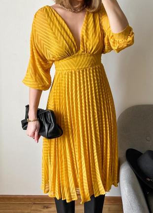 Гірчична сукня міді із фактурної тканини4 фото