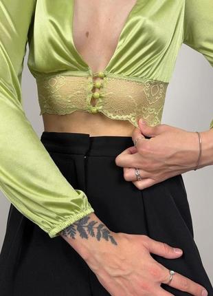 Зеленая салатовая атласная блуза с кружевом и пуговицами8 фото