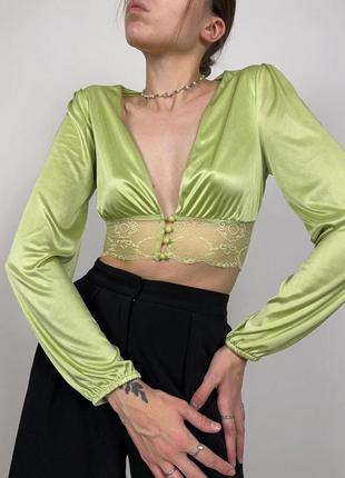 Зеленая салатовая атласная блуза с кружевом и пуговицами4 фото