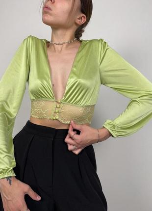 Зеленая салатовая атласная блуза с кружевом и пуговицами3 фото