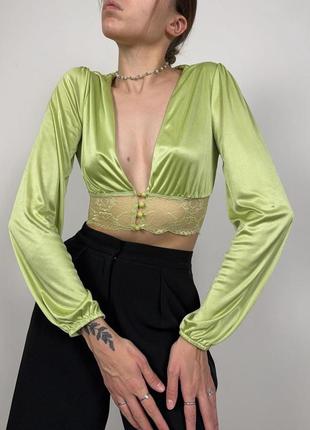 Зеленая салатовая атласная блуза с кружевом и пуговицами7 фото