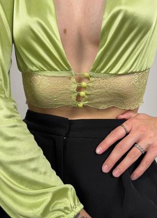 Зеленая салатовая атласная блуза с кружевом и пуговицами2 фото