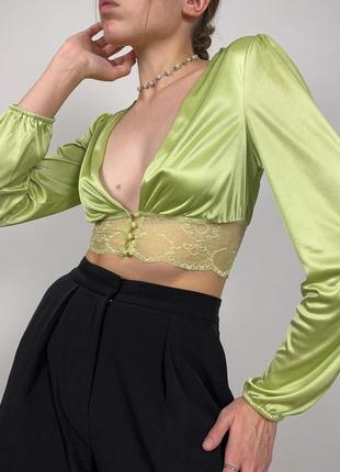 Зеленая салатовая атласная блуза с кружевом и пуговицами5 фото