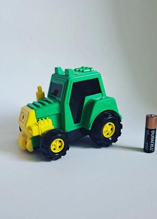 Зеленый прочный трактор