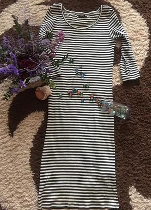 Плаття в смужку чорно білого кольору