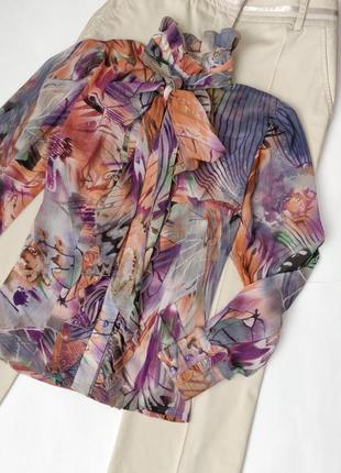 Красива шифонова блуза з бантом у акварельний принт