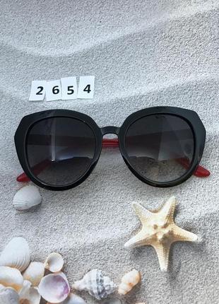 Стильні чорні окуляри з червоними дужками4 фото