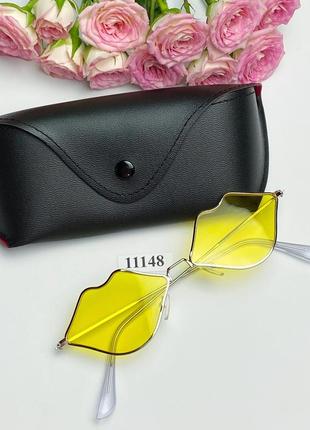 Сонцезахисні окуляри у вигляді губ з жовтими лінзами8 фото
