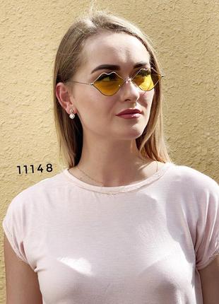 Солнцезащитные очки в виде губ с желтыми линзами4 фото
