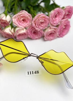 Сонцезахисні окуляри у вигляді губ з жовтими лінзами9 фото