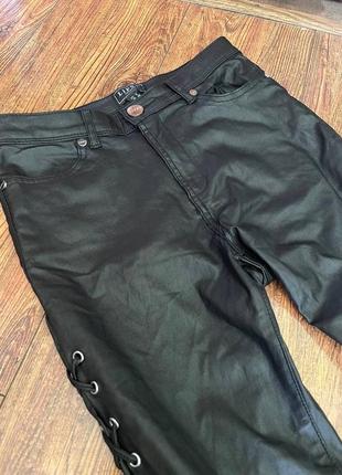 Женские брюки на шгурке из эко козырьки черные скинни маленького размера из дермантина искусственной кожи брюки кожуни на завязке1 фото