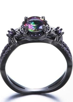 Креативное черное кольцо под черное золото кольцо с большим камнем радужным фианитом и цветком р.175 фото