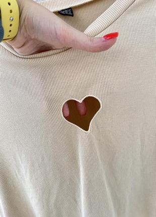 Бежевая укороченная футболка в рубчик с вырезом сердечком на груди от shein5 фото