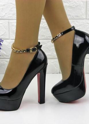 Классические чёрные лакированные туфли на каблуке с ремешком