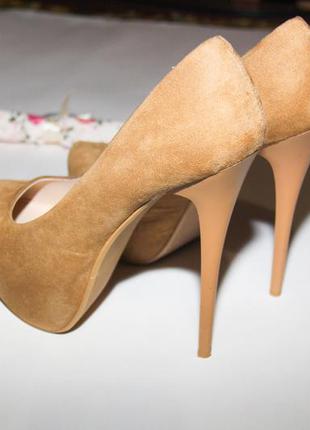 Дуже круті туфлі бежевого кольору, дешевше не віддам, залишу собі тоді.