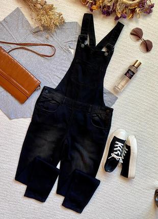 Джинсовый комбинезон черного цвета с потертостями,джинсовый комбинезон чёрного плотва с потетёртками