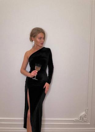 Длинное бархатное платье со сборкой на разрезе