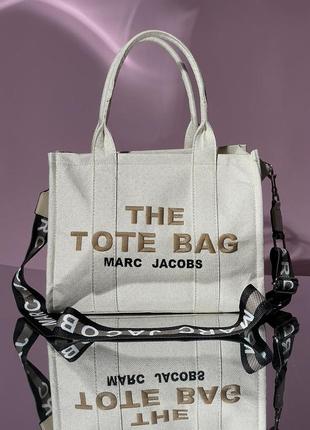 Светлая женская сумка marc jacobs medium tote bag плотный текстиль широкий ремешок марк3 фото